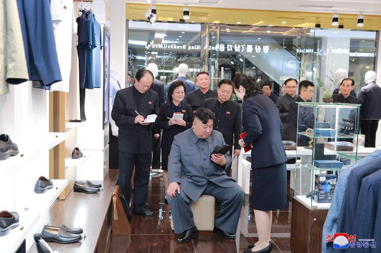 Chủ tịch Kim Jong-un thăm cửa hàng bách hóa Taesong trước khi khai trương vào tháng 4/2019.