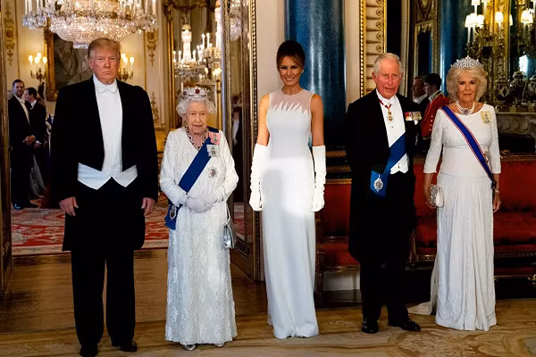 Từ trái sang phải: Tổng thống Mỹ Donald Trump, Nữ hoàng Anh Elizabeth II, Đệ nhất phu nhân Mỹ Melania Trump, Thái tử Anh Charles và Công nương xứ Cornwall Camilla chụp ảnh trước di dự tiệc tổ chức tại Cung điện Buckingham ở thủ đô London ngày 3/6/2019.