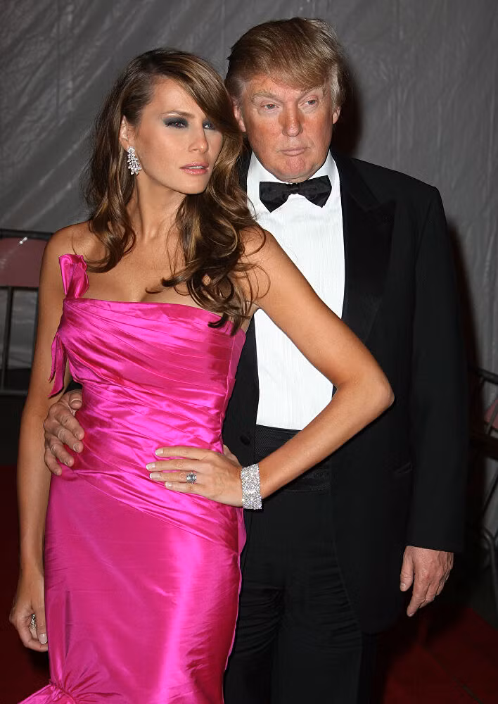 "Vẻ đẹp không tuổi" của Đệ nhất phu nhân Melania cũng như phong cách thời trang tinh tế của bà được nhiều người ngưỡng mộ. Ảnh: Ông Donald Trump và vợ, bà Melania, chụp ảnh tại một sự kiện diễn ra tại Bảo tàng nghệ thuật Metropolitan ở thành phố New York hôm 5/5/2008.