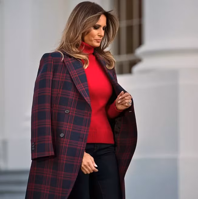 Đệ nhất phu nhân Melania chuẩn bị nhận cây thông Giáng sinh tại Nhà Trắng ở thủ đô Washington ngày 20/11/2017.