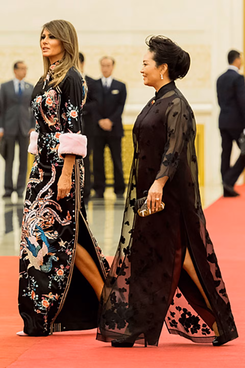 Bà Melania Trump (trái) đi cạnh bà Bành Lệ Viện, phu nhân của Chủ tịch Trung Quốc Tập Cận Bình, trong chuyến thăm Bắc Kinh hồi tháng 11/2017.