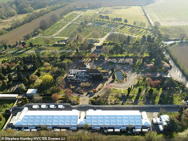 Một nhà xác khác được xây dựng trong bãi đỗ xe của nhà hỏa táng South Essex ở Upminster. Nhà xác này có chiều dài bằng một sân bóng đá. Mời độc giả xem thêm video: WHO chính thức đặt tên cho virus corona mới là SARS-CoV-2 (Nguồn video: VTC1)