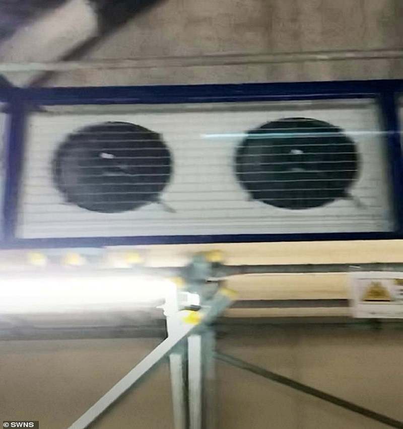 Hội đồng Oxfordshire xác nhận rằng nhà xác tạm thời được thiết lập trong căn cứ cũ của RAF để đối phó với dịch bệnh gây ra bởi virus SARS-CoV-2.