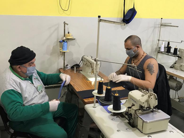 Các tù nhân làm khẩu trang cho chính họ và lực lượng an ninh nhà tù sử dụng, tại nhà tù Roumieh, Lebanon, hôm 6/4.