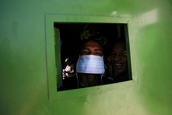 Tù nhân được phát khẩu trang và nước rửa tay sát khuẩn tại nhà tù Tamara ở ngoại ô Tegucigalpa, Honduras, hôm 27/3.