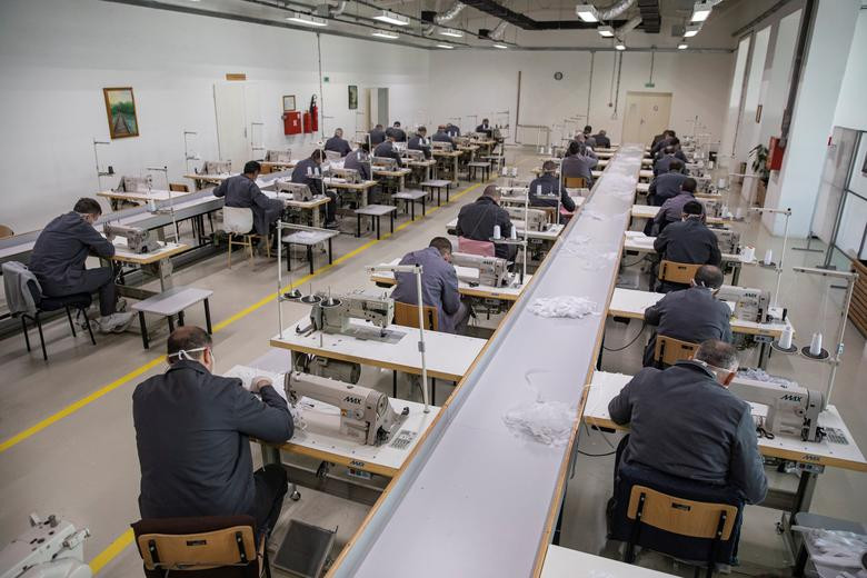 Bên trong nhà tù ở Nis, Serbia, các tù nhân đang làm khẩu trang và thiết bị bảo vệ khác ngày 20/3.