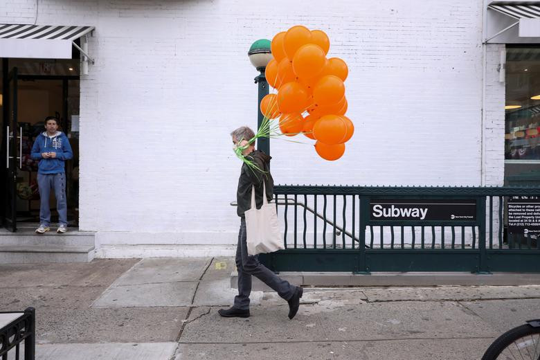 Doug Hassebroek mang bóng bay về tổ chức sinh nhật tại nhà cho con trai ở Brooklyn, New York - nơi được xem là "tâm dịch" COVID-19 tại Mỹ, ngày 18/4.