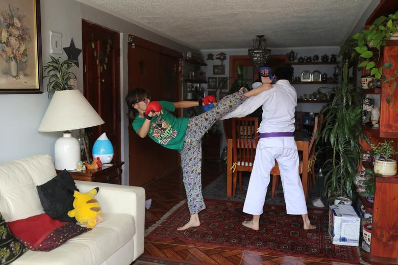 Alexis, 15 tuổi, cùng em gái sinh đôi Catalina, tập luyện karate trong thời gian cách ly tại nhà ở Santiago, Chile, ngày 21/4.