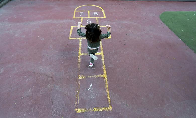 Một em nhỏ chơi trò chơi trong ngôi trường đã đóng cửa ở Nice, Pháp, hôm 22/2.