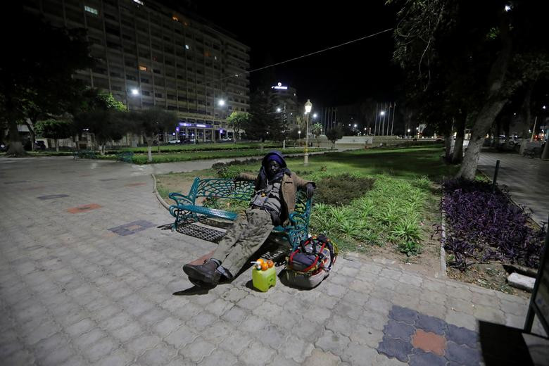 Dịch COVID-19 cũng ảnh hưởng nhiều đến cuộc sống của những người vô gia cư trên khắp thế giới. Ảnh: Một người vô gia cư ngồi trên ghế ở Dakar, Senegal, trong thời gian giới nghiêm đêm 21/4. Mời độc giả xem thêm video: Cách nhận biết người có biểu hiện nhiễm virus corona (Nguồn video: VTC1)
