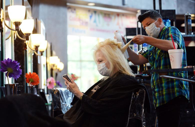 Một tiệm làm tóc ở Marietta, Georgia, mở cửa trở lại hôm 24/4.