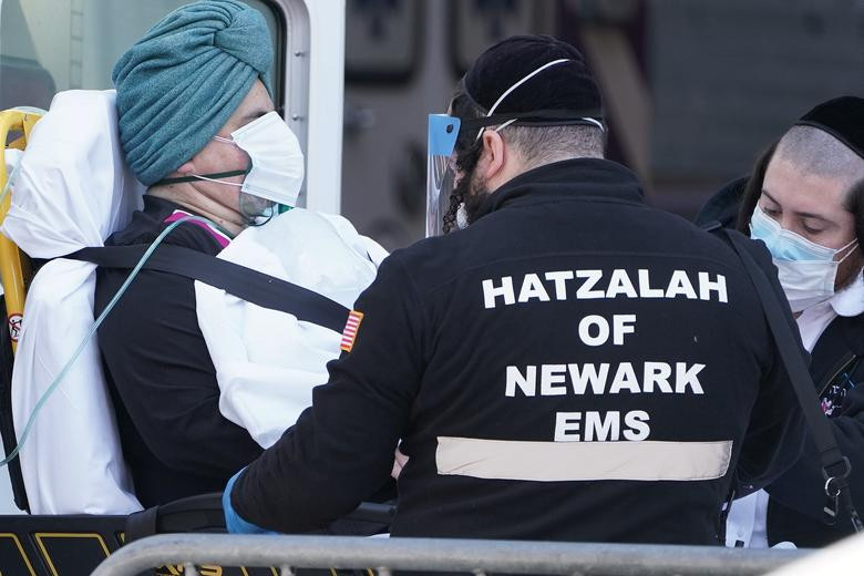 “Tuần này đến tuần sau là thời điểm khó khăn nhất. Thật không may, sẽ có rất người thiệt mạng. Tuy nhiên, số người chết sẽ ít đi nếu thực hiện các biện pháp giảm thiểu nhất định”, Tổng thống Trump nói.