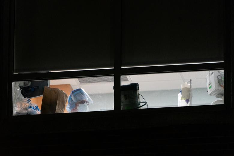 Các y bác sĩ Mỹ đang "gồng mình" chống dịch, cứu chữa cho các bệnh nhân.