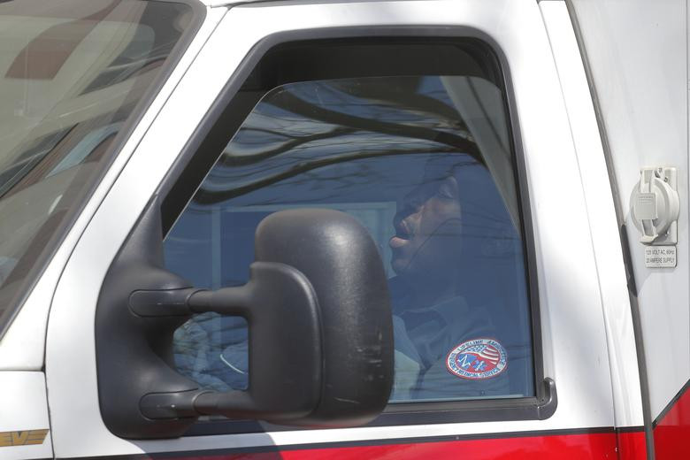 Tài xế xe cứu thương tranh thủ chợp mắt trên xe trong lúc nghỉ vì quá mệt mỏi hôm 2/4.