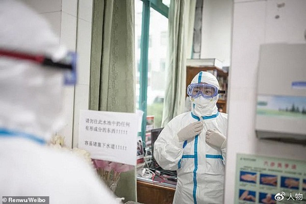 Nu bac si dau tien canh bao ve COVID-19 da 