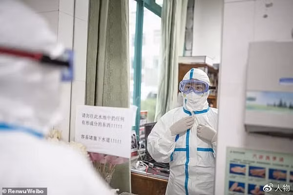 Nu bac si dau tien canh bao ve COVID-19 da 