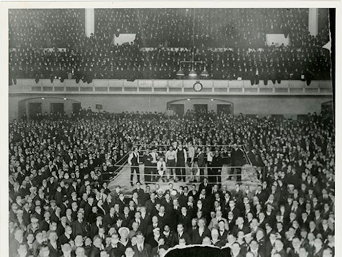 Theo Chronicle, người dân ở San Francisco đã đổ ra đường phố ăn mừng và tung khẩu trang của họ.