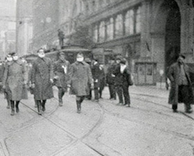 Theo Business Insider, vào mùa thu năm 1918, San Francisco đã hành động nhanh chóng để đối phó đại dịch cúm Tây Ban Nha bằng cách đóng cửa thành phố và yêu cầu người dân đeo khẩu trang nơi công cộng. Tuy nhiên, khi số ca bệnh giảm dần vào tháng 11/1918, San Francisco đã nới lỏng các biện pháp phong tỏa. Điều này dẫn đến đợt bùng phát dịch bệnh thứ hai nguy hiểm hơn lan ra khắp thành phố. (Nguồn ảnh: Business Insider)