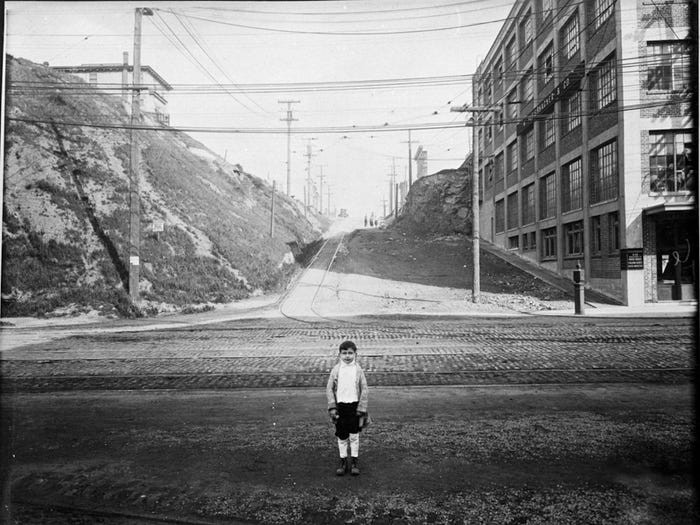 San Francisco cuối cùng trở thành một trong những thành phố bị ảnh hưởng nặng nề nhất ở Mỹ trong đại dịch cúm Tây Ban Nha hơn 100 năm trước. Mời độc giả xem thêm video: Cách nhận biết người có biểu hiện nhiễm virus corona (Nguồn video: VTC1)