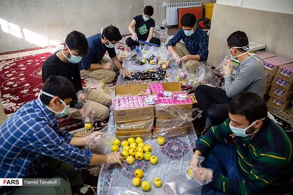 Tình nguyện viên ở Jamaran chuẩn bị các suất ăn cho các bệnh nhân trong bệnh viện địa phương.