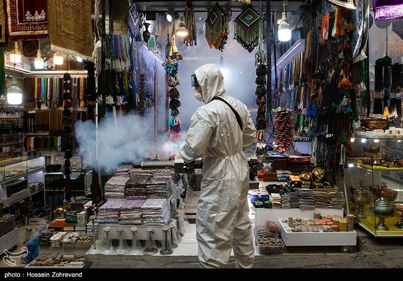 Nhân viên phun thuốc khử trung tại một cửa hàng ở khu chợ Tajrish, thủ đô Tehran.