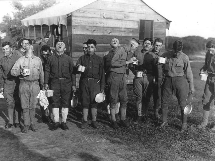 Các binh sĩ được khuyến cáo súc miệng bằng nước muối như một biện pháp để phòng ngừa lây nhiễm virus.