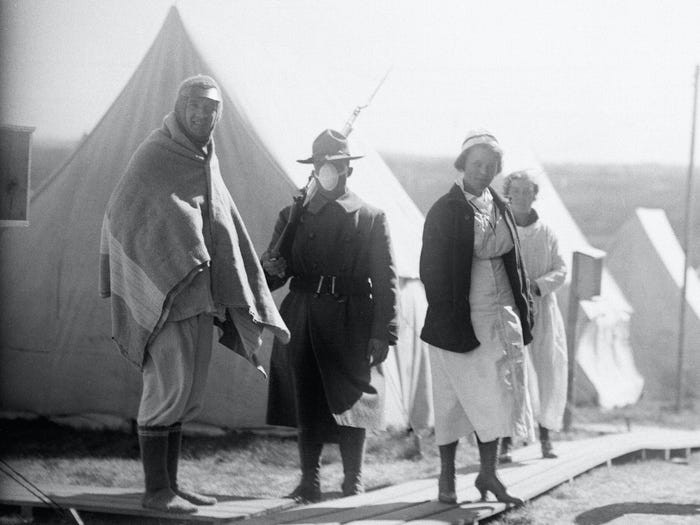 Một khu trại ở Lawrence, Maine, nơi bệnh nhân được điều trị nhờ không khí trong lành. Đi bộ và hít thở không khí trong lành được khuyến khích để giúp ngăn ngừa lây nhiễm virus cúm trong đại dịch cúm Tây Ban Nha 1918. Mời độc giả xem thêm video: WHO chính thức đặt tên cho virus corona mới là SARS-CoV-2 (Nguồn video: VTC1)