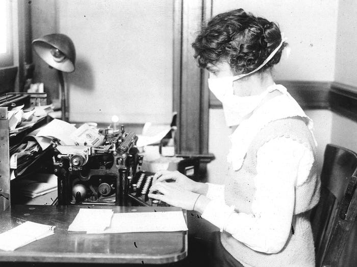 Các thành phố yêu cầu người dân phải đeo khẩu trang mọi lúc.