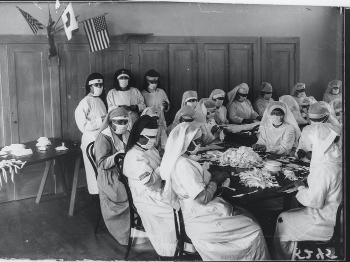 Các tình nguyện viện Chữ Thập đỏ ở Oakland sản xuất khẩu trang vào tháng 10/1918 trong thời gian dịch cúm Tây Ban Nha bùng phát.