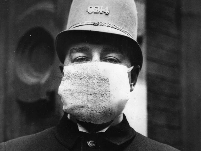 Lực lượng thực thi pháp luật cũng phải đeo khẩu trang khi làm nhiệm vụ.