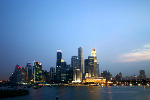 Singapore là một trong các trung tâm thương mại lớn của thế giới, với vị thế trung tâm tài chính lớn thứ tư và một trong năm cảng bận rộn nhất.