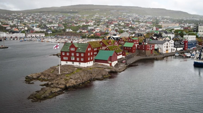 Người dân ở Torshavn được đi xe buýt miễn phí. Ảnh: OJ. Mời độc giả xem thêm video: Cách nhận biết người có biểu hiện nhiễm virus corona (Nguồn video: VTC1)