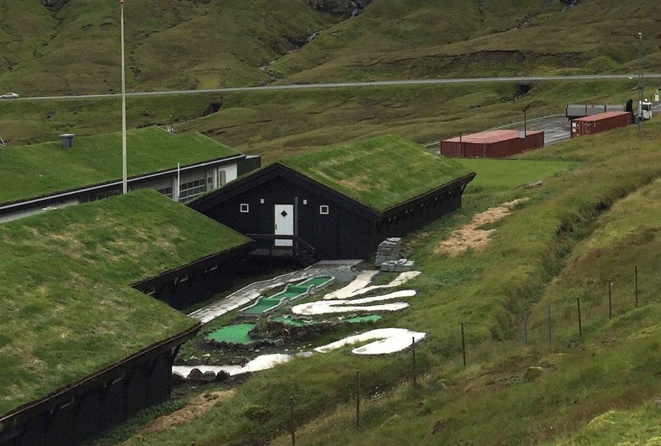 Đánh bắt cá là ngành công nghiệp quan trọng nhất của quần đảo, chiếm hơn 97% tổng kim ngạch xuất khẩu. Ngành công nghiệp lớn thứ hai là du lịch. Ảnh: Forbes.