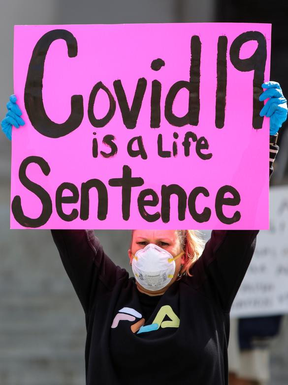 Người phụ nữ biểu tình ở Olympia, Washington, ngày 11/4 do lo ngại cho sự an toàn và sức khỏe của người thân đang bị giam giữ trong nhà tù.