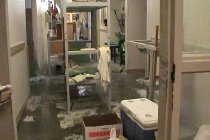 Tù nhân đập phá một căn phòng ở trại giam Monroe, Washington (Mỹ), sau khi các nhà chức trách thông báo 6 tù nhân ở đây dương tính với COVID-19, hôm 9/4.