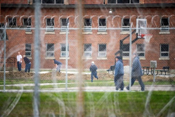 Tù nhân tập thể dục trong sân của trại giam Marion, nơi đã phát hiện các trường hợp dương tính với COVID-19, tại Marion, bang Ohio (Mỹ), ngày 22/4. Khi dịch bệnh bùng phát, trại giam Marion, nơi giam giữ 2.500 tù nhân, đã bắt đầu tiến hành xét nghiệm COVID-19 hàng loạt. Trong số 2.300 tù nhân được xét nghiệm, có 2.028 người dương tính với virus SARS-CoV-2, với gần 95% trong số họ không xuất hiện triệu chứng.