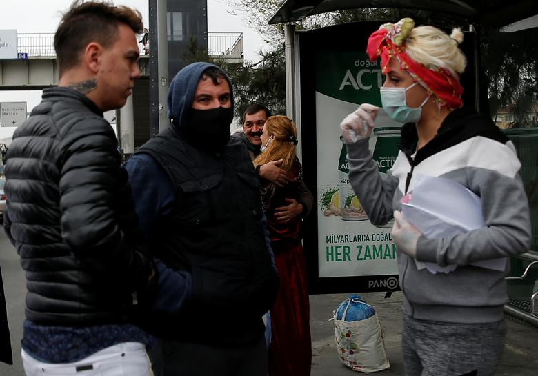 Một số nước đã phóng thích sớm tù nhân để giảm tải tình trạng đông đúc trong các trại giam, tránh lây nhiễm COVID-19 hàng loạt. Ảnh: Các tù nhân đứng chờ tại bến xe buýt sau khi được phóng thích khỏi nhà tù Bakirkoy ở Istanbul, Thổ Nhĩ Kỳ, ngày 15/4.