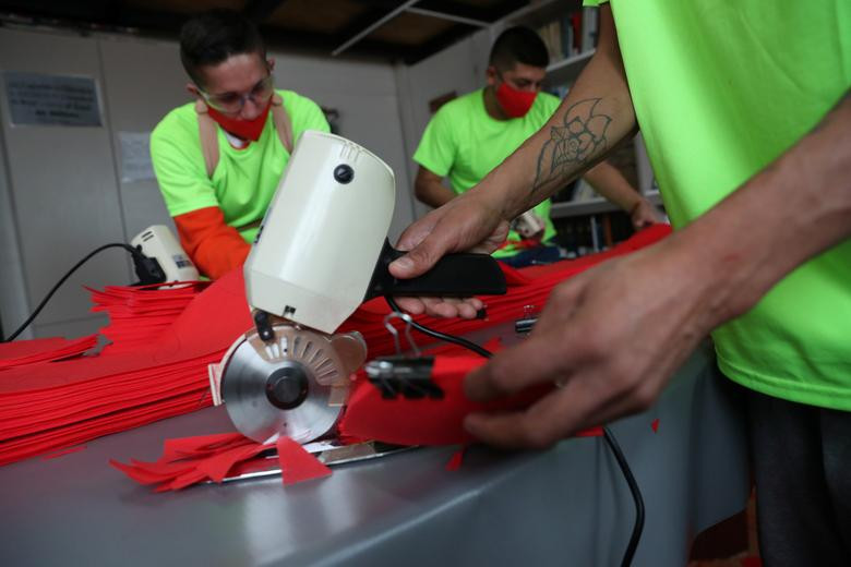 Tù nhân đang tự làm khẩu trang trong xưởng may của nhà tù ở Santiago, Chile, ngày 9/4.