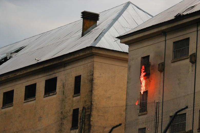 Hỏa hoạn xảy ra trong vụ bạo loạn tại nhà tù Devoto, Argentina, ngày 24/4.