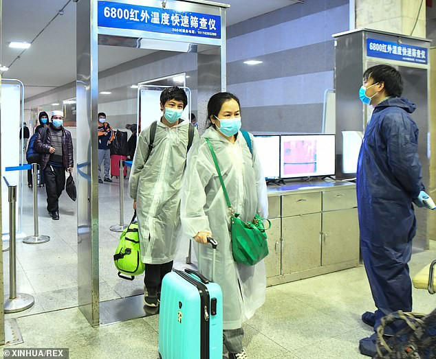 Cuộc sống của người dân Vũ Hán dần trở lại bình thường khi các dịch vụ công cộng bắt đầu hoạt động trở lại. Ảnh: Xinhua.