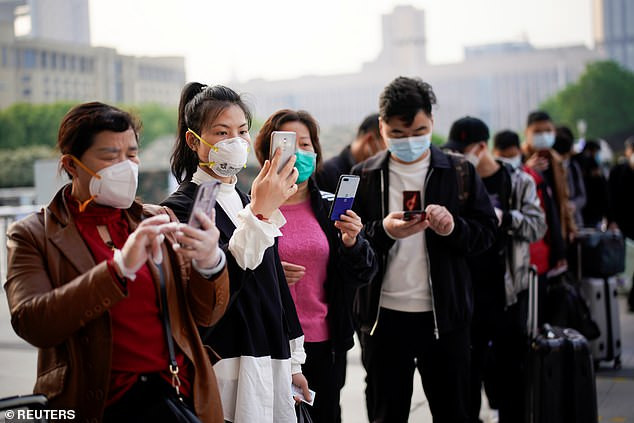 Tuy nhiên, người dân vẫn được khuyến cáo cẩn trọng, tránh rời khu vực mình sống cũng như thành phố Vũ Hán và tỉnh Hồ Bắc, trừ trường hợp thật sự cần thiết. Ảnh: Reuters.