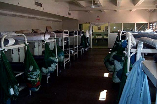 Dich COVID-19 bung phat manh, My voi phong thich hang nghin tu nhan