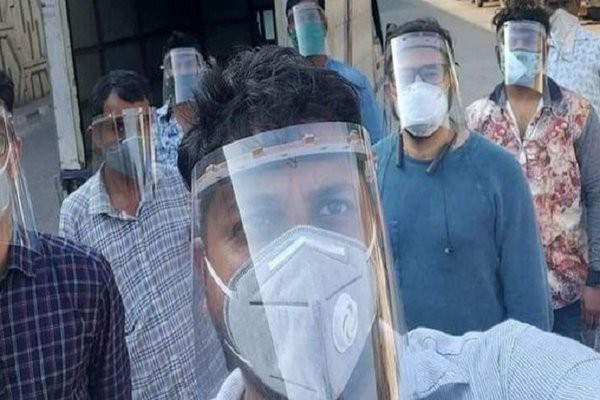 COVID-19: Nhan vien y te dung tui rac, ao mua thay do bao ho-Hinh-8