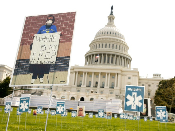 COVID-19: Nhan vien y te dung tui rac, ao mua thay do bao ho