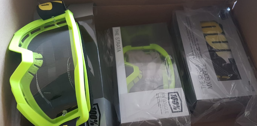 COVID-19: Nhan vien y te dung tui rac, ao mua thay do bao ho-Hinh-7