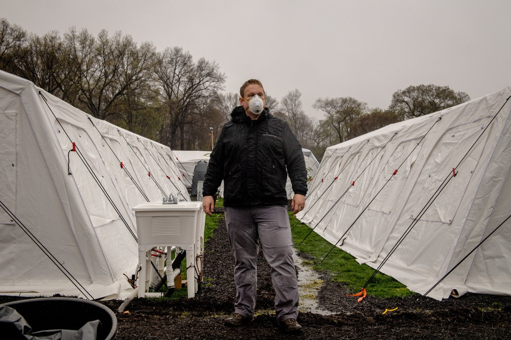 Bệnh viện dã chiến tại công viên trung tâm New York bắt đầu điều trị bệnh nhân từ ngày 1/4. Các lều điều trị bệnh nhân được phụ trách bởi nhóm cứu trợ Samaritan's Purse. Samaritan's Purse đã tham gia lập bệnh viện dã chiến trong các cuộc giao tranh ở Mosul, Iraq, sau trận động đất ở Ecuador, trong dịch bạch hầu ở Bangladesh, cũng như nhiều thảm họa khác. Ảnh: New York Times.