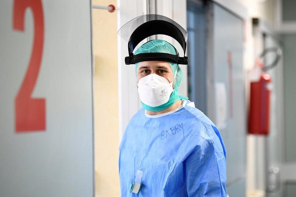 Dich COVID-19: 7.000 nguoi tren the gioi tu vong mot ngay, My cao nhat