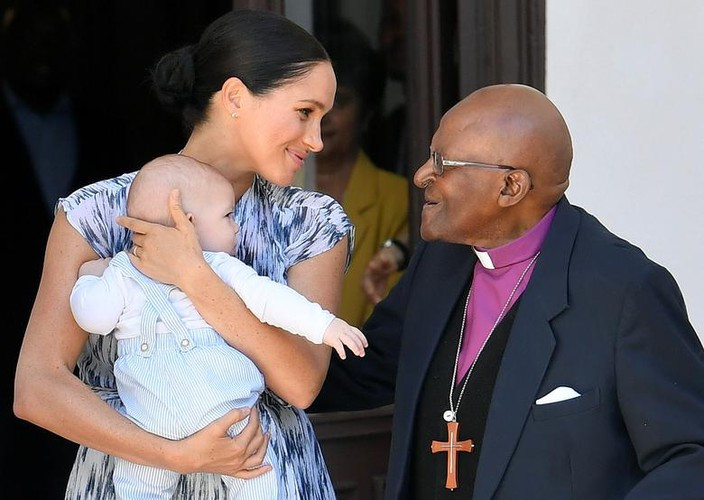 Archie xuất hiện trước công chúng khi cùng cha mẹ tới gặp Tổng giám mục Desmond Tutu tại Quỹ Di sản Desmond &amp; Leah Tutu ở Cape Town, Nam Phi, hồi tháng 9/2019.