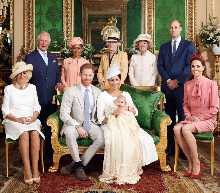 Các thành viên trong gia đình Hoàng gia Anh chụp ảnh kỷ niệm trong lễ rửa tội của Archie hồi năm 2019.