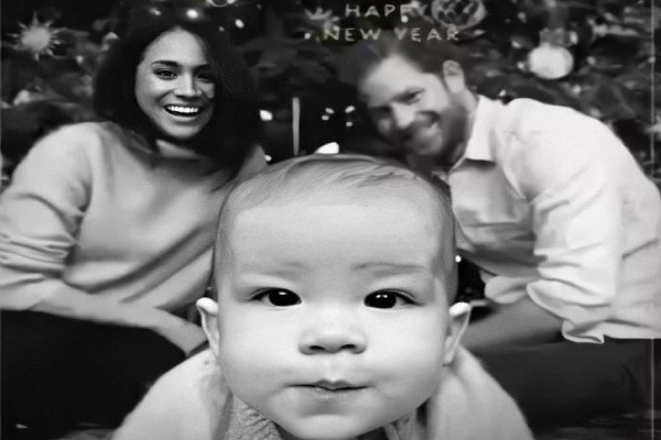 Archie "chiếm sóng" của cha mẹ trong tấm thiệp mừng Giáng sinh và Năm mới. Mời độc giả xem thêm video: Bốn thế hệ Hoàng gia Anh cùng chụp ảnh sau 120 năm (Nguồn video: VTC14)